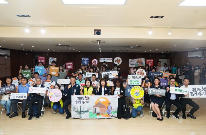 高市社會局攜手展望會響應世界難民日，連15年辦飢餓體驗，賦能扭蛋機首登場，互動理解難民兒童處境